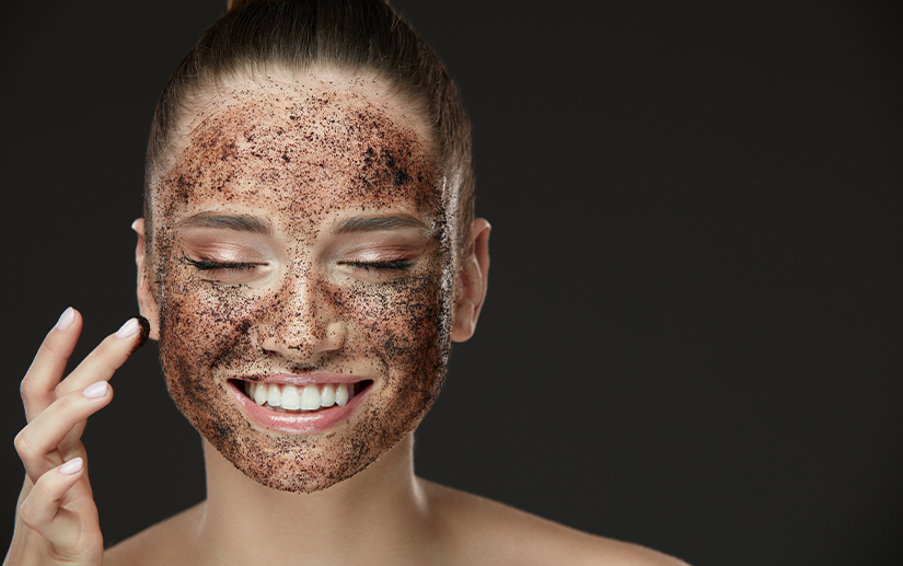 Mujer utilizando exfoliantes para mejorar la salud y apariencia de la piel mediante exfoliación